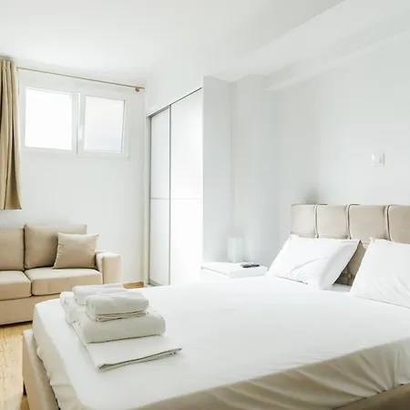 Cute Semi-basement Near Panormou Metro Apartment *
