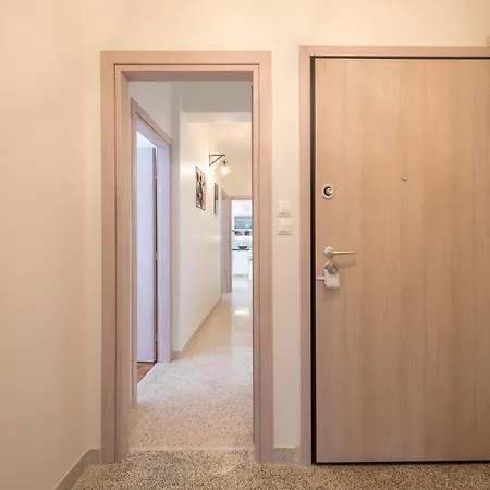 Margarita's 2-bdr - 2 Stops To Acropolis Apartment *