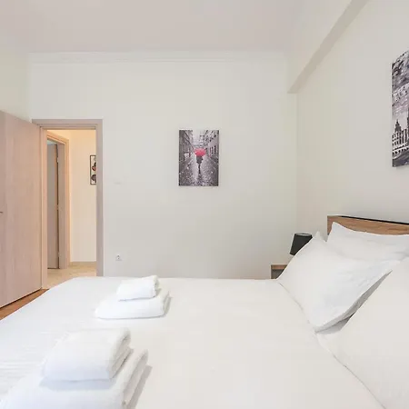 Margarita's 2-bdr - 2 Stops To Acropolis Apartment *