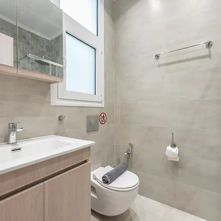 Margarita's 2-bdr - 2 Stops To Acropolis Apartment