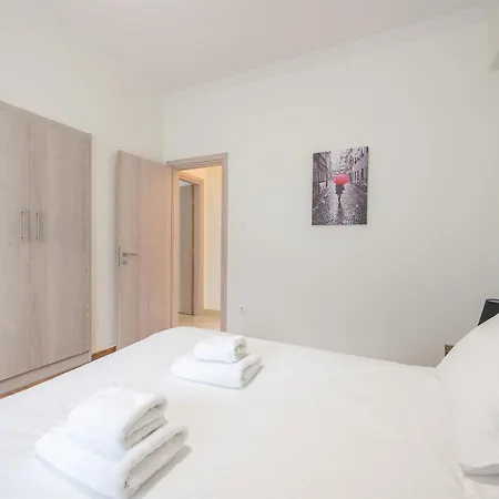 Apartment Margarita's 2-bdr - 2 Stops To Acropolis Athens
