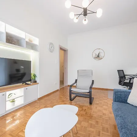 Apartment Margarita's 2-bdr - 2 Stops To Acropolis Athens