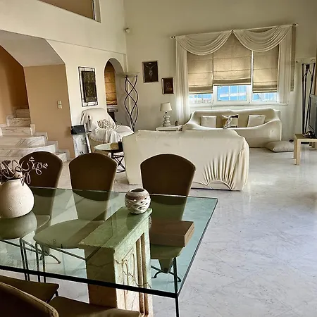 Sylvia's Luxurious, Spacious & Relaxing Apartment