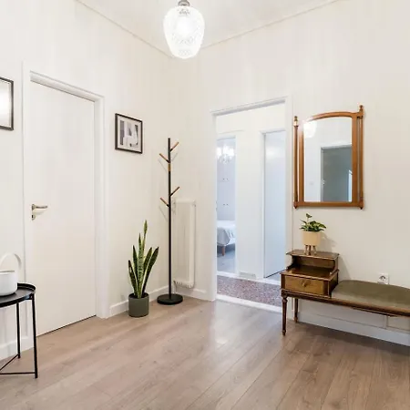 Spacious & Stylish 3-brm Near Acropolis Museum Apartment