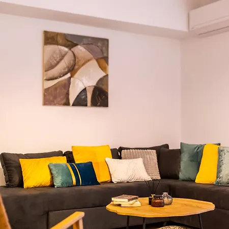 Acropolis Retreat In Style