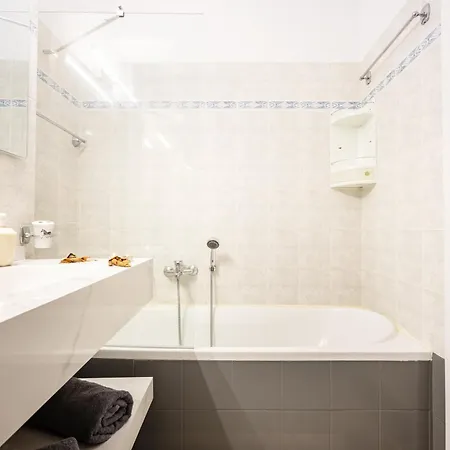 Acropolis Retreat In Style Apartment