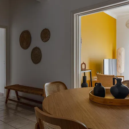 Athens' Gem: Fun, Sun & Your Koukaki Run! Appartement *