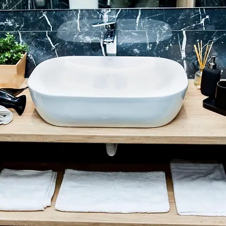 Contemporary And Chic In Apartment Athens