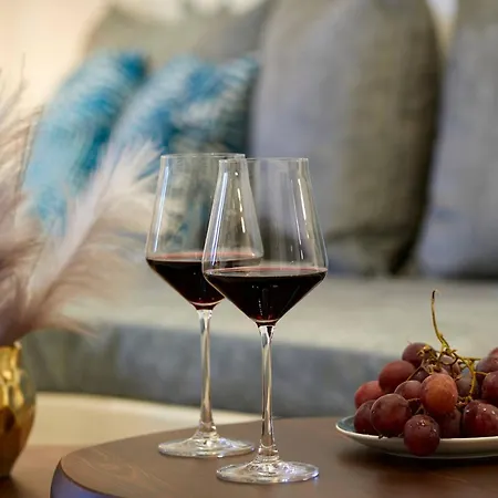 καινούργιο υπέροχο δίπλα στο μετρό Apartment Athens
