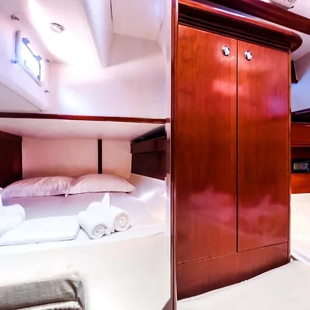 Boat Aiolis In The Athenian Riviera! 船屋 *
