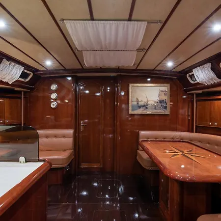 Boat Aiolis In The Athenian Riviera! 船屋 *