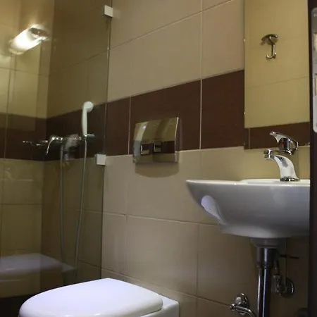 Pella Hotel *