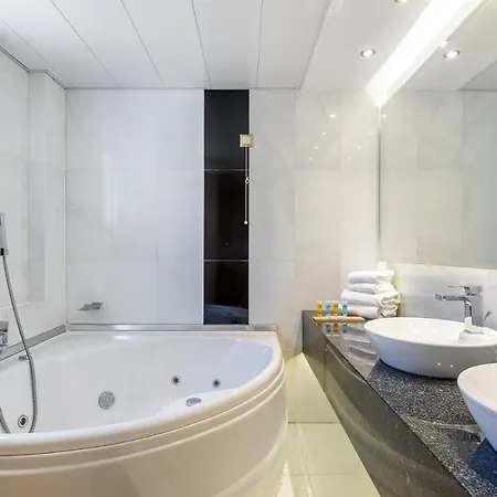 Oasis Hotel 4*
