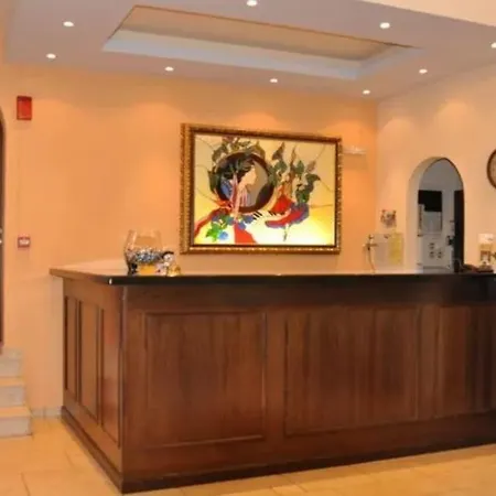 Chris Hotel