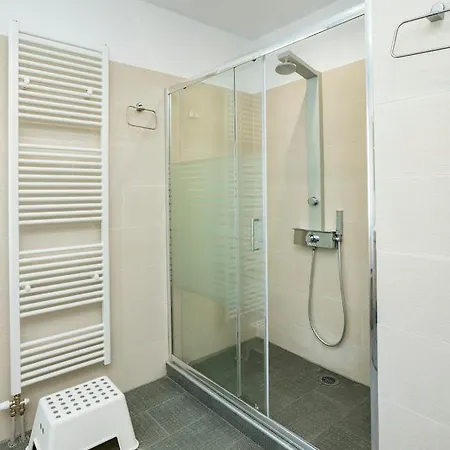 Beautifully Renovated Flat In Superb Location