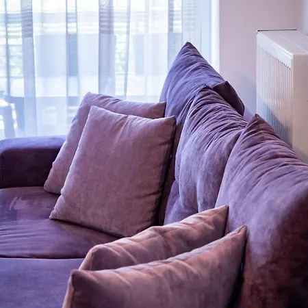 Beautifully Renovated Flat In Superb Location