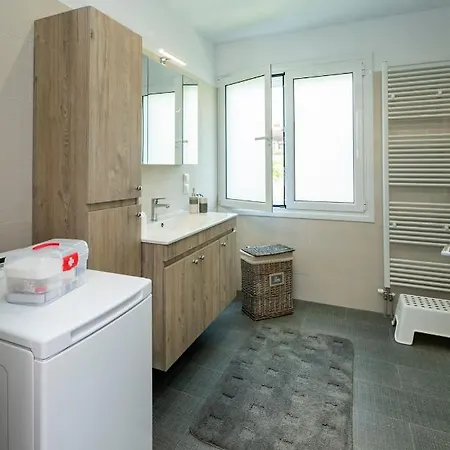 Beautifully Renovated Flat In Superb Location