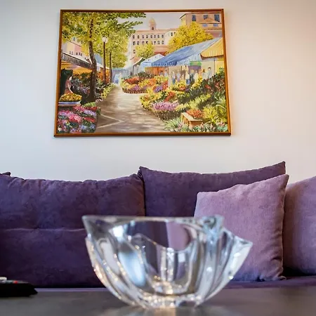 Beautifully Renovated Flat In Superb Location