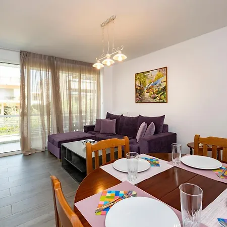 Beautifully Renovated Flat In Superb Location