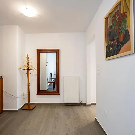 Beautifully Renovated Flat In Superb Location