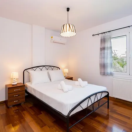 Beautifully Renovated Flat In Superb Location *