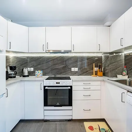 Beautifully Renovated Flat In Superb Location *