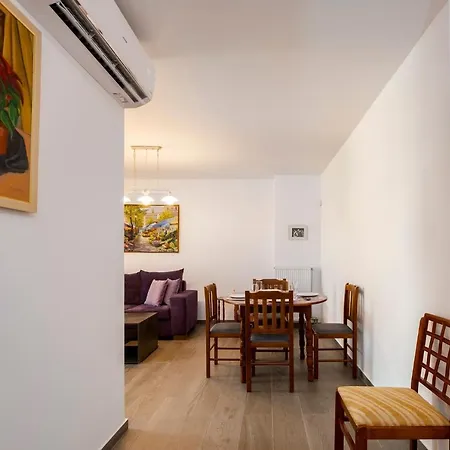 Apartment Beautifully Renovated Flat In Superb Location *