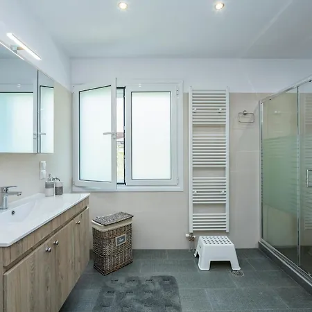Beautifully Renovated Flat In Superb Location *