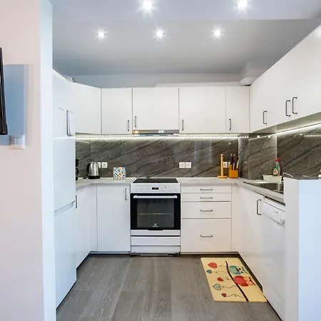 Beautifully Renovated Flat In Superb Location *
