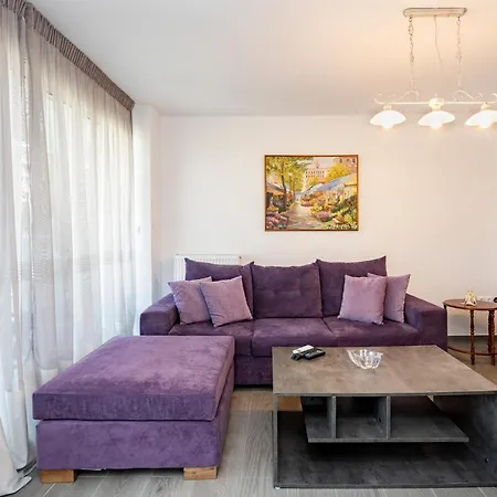 Apartment Beautifully Renovated Flat In Superb Location *