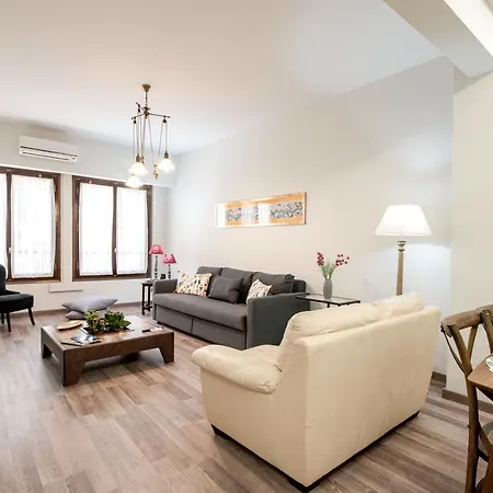 ¨socrates¨ Traditional In The Center Of Apartment