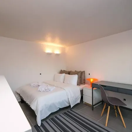 Apartment Urban Luxury Homm Apt. In Deinokratous Str. *
