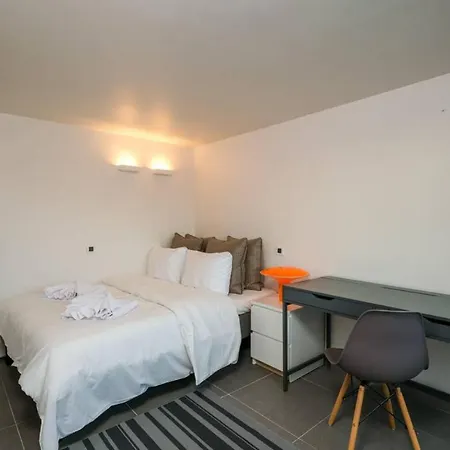 Apartment Urban Luxury Homm Apt. In Deinokratous Str.