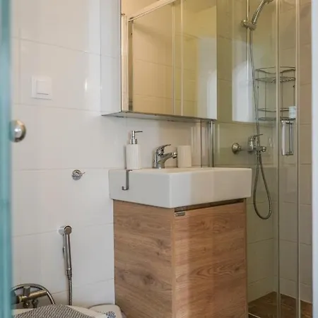 Breeze One Bedroom By Blupine Apartment