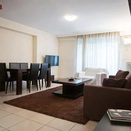 Homey Penthouse In Kypseli *