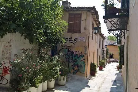 Under The Acropolis, Tiny Room, Big Terrace Apartamento