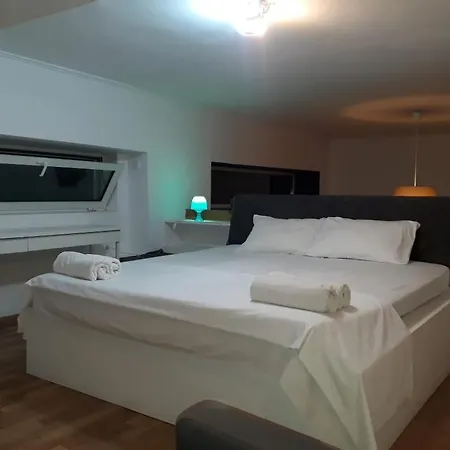 Bright Mezzanine Flat With Garden Apartment