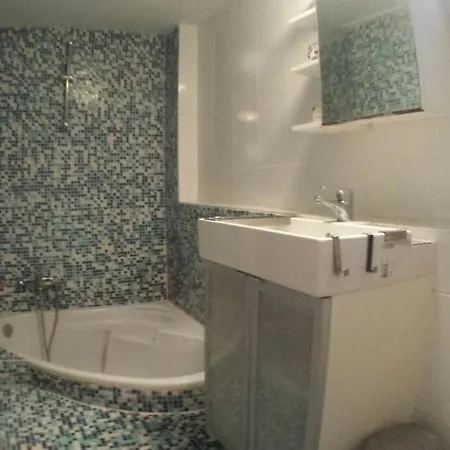Apartment Bright Mezzanine Flat With Garden