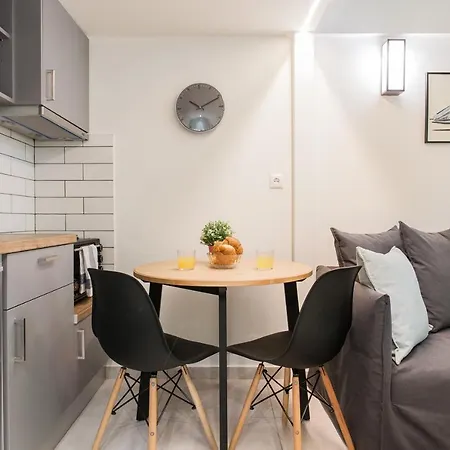 Be Based In Groovy Loft In The Center!!