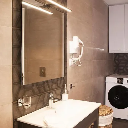 Comfy Modern Flat 2 Bedrooms 2 Bathrooms Apartment *