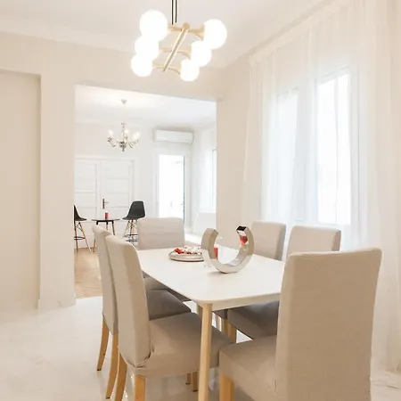 Apartment Highend 2bdr Full Apt/ Ideal Location *
