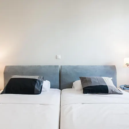 Highend 2bdr Full Apt/ Ideal Location Apartment *