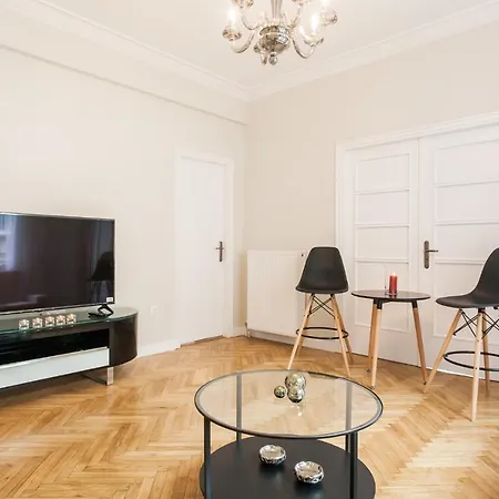 Highend 2bdr Full Apt/ Ideal Location *
