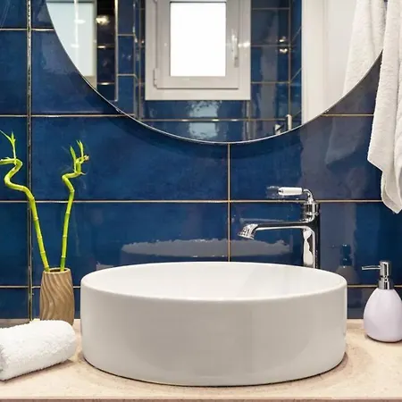 Apartment Contemporary Minimalist 2-bdrm Apt By The Homis! *