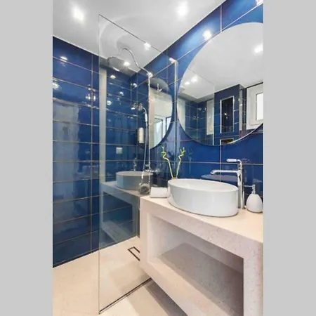 Apartment Contemporary Minimalist 2-bdrm Apt By The Homis! *
