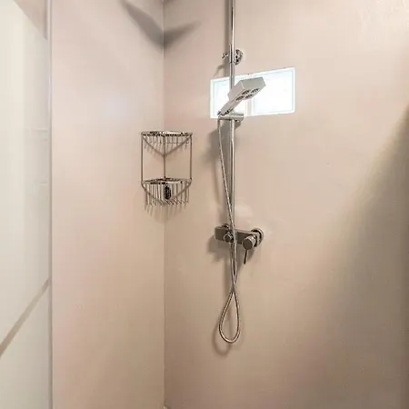 Modern 5bd In The Heart Of דירה