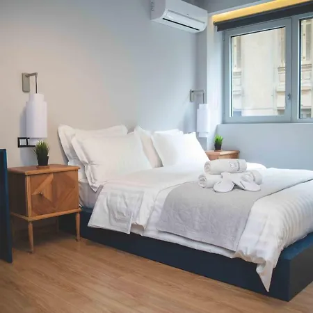 Rooster Apartment *