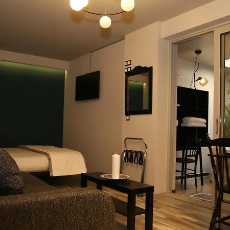 Rooster Apartment *