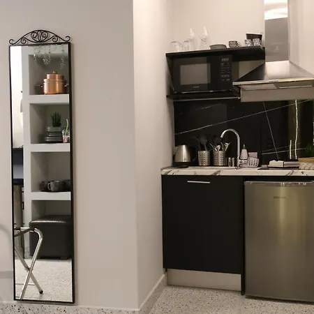 Rooster Apartment *