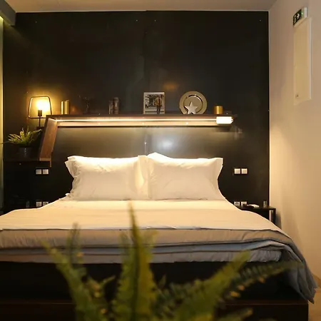 Rooster Apartment *